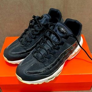 Nike AIR MAX 95 SE in black size 9